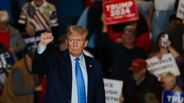 Trump otorgaría residencia permanente a quienes obtengan diploma universitario