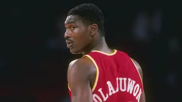 NBA: ¡Una temporada que roza la perfección! Se cumplen 30 años de la histórica zafra de Hakeem Olajuwon NBA: ¡Una temporada que roza la perfección! Se cumplen 30 años de la histórica zafra de Hakeem Olajuwon