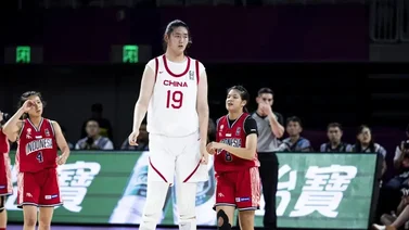 Zhang Ziyu, la gigante de 2.20 metros que arrasa en el baloncesto asiático (+video)