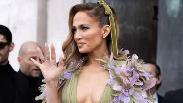 ¡Cincuentona rica! Jennifer López se deja de tristezas e impacta posando en este sexy traje de baño por Italia