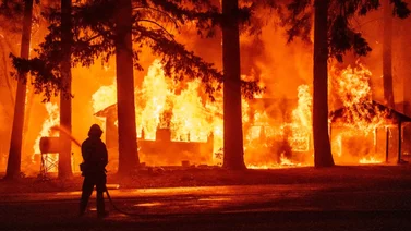 Frente a los incendios en Óregon, las autoridades exigen mejoras laborales para bomberos forestales