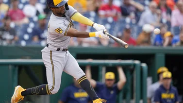 MLB: Vea cómo Andruw Monasterio deja en el terreno a los Rangers (+video)