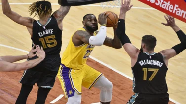 NBA: LeBron y Los Ángeles Lakers pierden al centro que querían... Pero eso acerca a Klay Thompson
