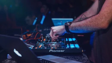 Expresidente colombiano incursiona como DJ (+Video)