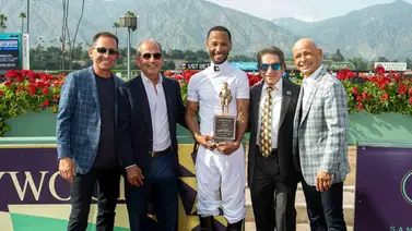 Kendrick Carmouche ganó el premio George Woolf Memorial  Kendrick Carmouche ganó el premio George Woolf Memorial