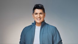 Eddy Herrera le canta a su público desde las alturas- Eddy Herrera le canta a su público desde las alturas