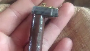 La policía capturó a un jinete que intentó huir con artefacto eléctrico “pila” durante el ensillaje para una carrera La policía capturó a un jinete que intentó huir con artefacto eléctrico “pila” durante el ensillaje para una carrera