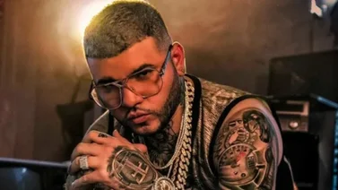 Mira la reacción de Farruko al comerse una arepa en La Guaira (+Video)
