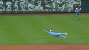 MLB: ¡Modo Superman! Bobby Witt Jr. se luce con jugada acrobática contra San Luis (+video)