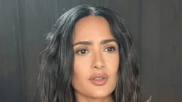 El método casero de Salma Hayek para disimular las canas
