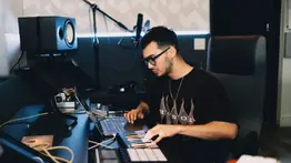 Oliver Kid, el productor y compositor venezolano que irrumpe la escena latina