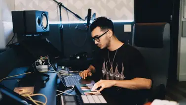 Oliver Kid, el productor y compositor venezolano que irrumpe la escena latina Oliver Kid, el productor y compositor venezolano que irrumpe la escena latina