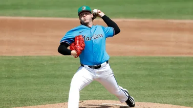 MLB: ¡Insólito! Vea cómo este lanzador recibe un pelotazo en la cabeza por parte de su receptor (+video)
