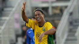 Ronaldinho sacó a bailar al guardaespaldas de Lionel Messi (+Video)