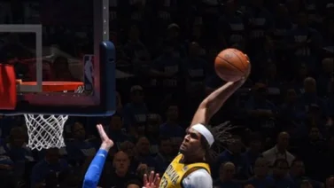 Finales NBA: Myles Turner se luce con esta clavada