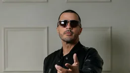 Xuxo vuelve a sus raíces musicales con “Casi te envidio”