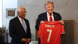 Trump recibe camiseta firmada por Cristiano Ronaldo (+Video)