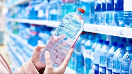 FDA ordena el retiro urgente de una popular agua minera por esta razón 