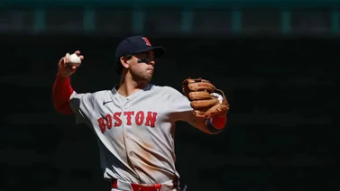 MLB: Prospecto de Boston debuta como camarero (+Info)