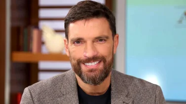 Julián Gil se enfrenta a su acosador y expone su identidad 