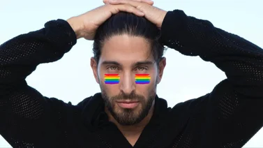 Claudio de la Torre planta beso a otro hombre ¡QUEEEEÉ!