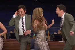 Así fue el icónico baile de Karol G y Jimmy Fallon con “Tropicoqueta” (+Video)- Así fue el icónico baile de Karol G y Jimmy Fallon con “Tropicoqueta” (+Video)