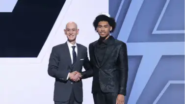 Hijo de una leyenda de la NBA, firma un millonario contrato con los San Antonio Spurs Hijo de una leyenda de la NBA, firma un millonario contrato con los San Antonio Spurs