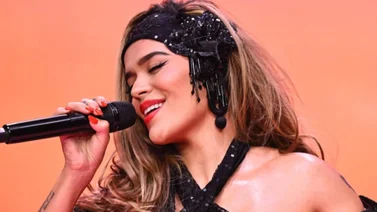Karol G llevó ajustado vestido al show de Jimmy Fallon