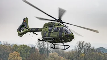 Como en una película lanzaron miles de dólares desde un helicóptero (+Video)