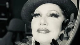 Maite Delgado se llena de brillo y plumas para honrar al Orgullo Gay
