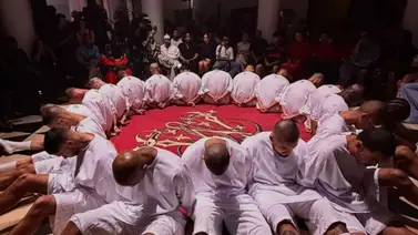 Polémico desfile en París exige "justicia" para los presos del CECOT Polémico desfile en París exige "justicia" para los presos del CECOT