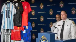 Mundial 2026: Policía de Toronto incauta esta gran cantidad de camisestas falsificadas
