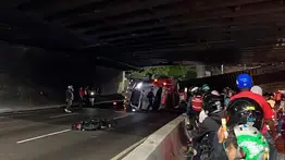 Accidente en el distribuidor Ciempiés de la autopista Cacique Gauicaipuro deja varios heridos y muertos