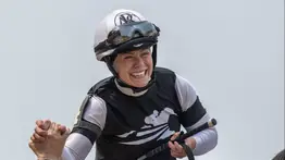 ¡Alarma en Saratoga! Ambulancia traslada de emergencia a la yoqueta Katie Davis tras fuerte accidente en el partidor