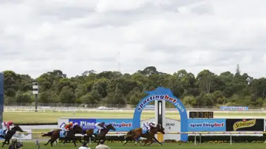¡Allá Rodó!: Aparato de salida "partió mal" y cayó a un lago en este hipódromo ¡Allá Rodó!: Aparato de salida "partió mal" y cayó a un lago en este hipódromo