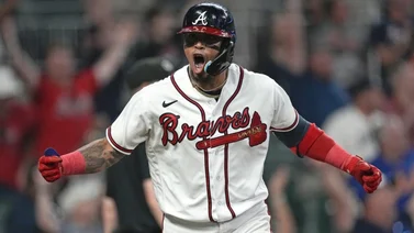 MLB: Mira el tablazo de Orlando Arcia para extender el juego entre Mets y Bravos