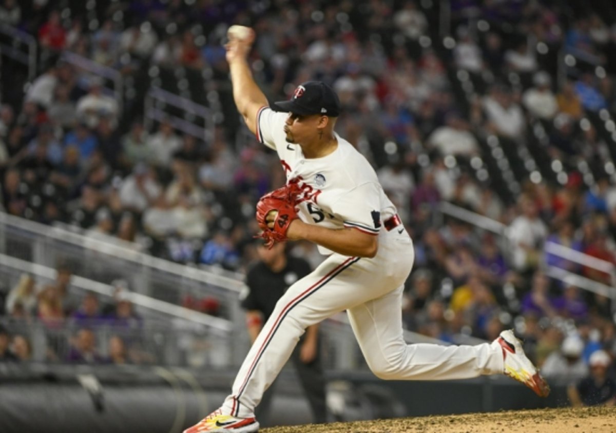 MLB Jhoan Duran selló el 1er triunfo de los Twins en playoffs desde el 2004  💯 . Gracias a @juntacentral, (📽️ MLB) . #BournigalMLB