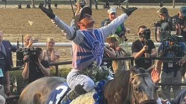 Javier Castellano se doble coronó en el Belmont Stakes (+video)