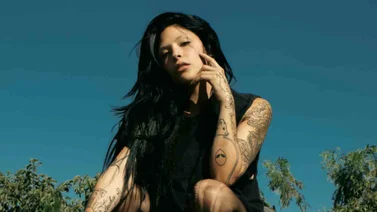 Carmen DeLeon le guiña el ojo a la ranchera con su nuevo tema "Borracha y Cansada"