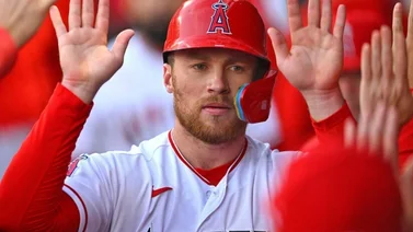 MLB: Suspenden a jugador de los Angelinos por agredir a un árbitro