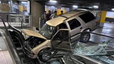 Una camioneta cayó en las escaleras mecánicas de un centro comercial en Caracas