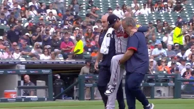 ¡Atención México! Jesse Chávez tuvo que salir asistido luego de ser impactado por una línea conectada por Miguel Cabrera (+Video)