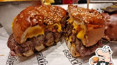 Salt Bae fracasa en Nueva York y cierra su restaurante, mira cuánto costaba una hamburguesa