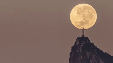 Viral: Fotógrafo captura al Cristo Redentor sosteniendo la luna
