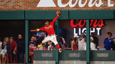 Ronald "Air" Acuña vuelve a lucirse con una gran atrapada en el Día del Padre (Video)