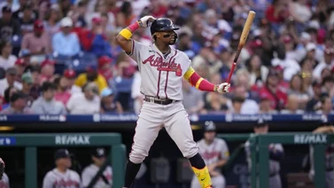 MLB: Ronald Acuña practica de sus bat flips mientras está prevenido al bate (Video)
