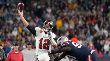 Brady encabeza remontada ante su ex-equipo y establece nueva marca en la NFL