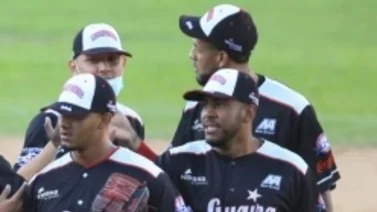 "Café" Martínez entrenó con Tiburones y Miguel Rojas acompañó prácticas