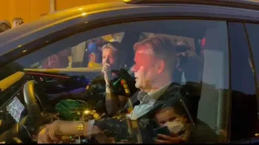 Fanáticos del Barcelona golpean el auto de Koeman tras su salida del Camp Nou