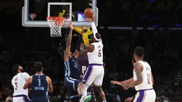 Carmelo empuja a los Lakers a su primera victoria